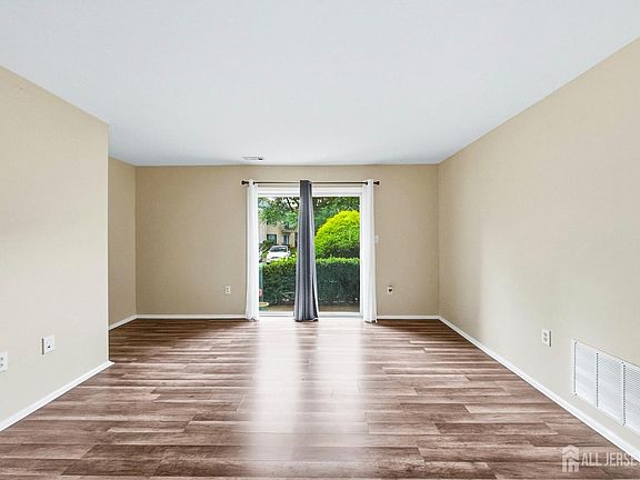 5th image of 102 Morgan Pl