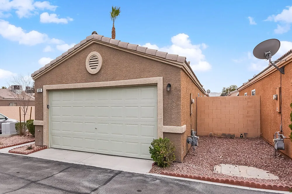 3 bed, 2.0 bath, 1225 sqft, $1,875 — Photo 3