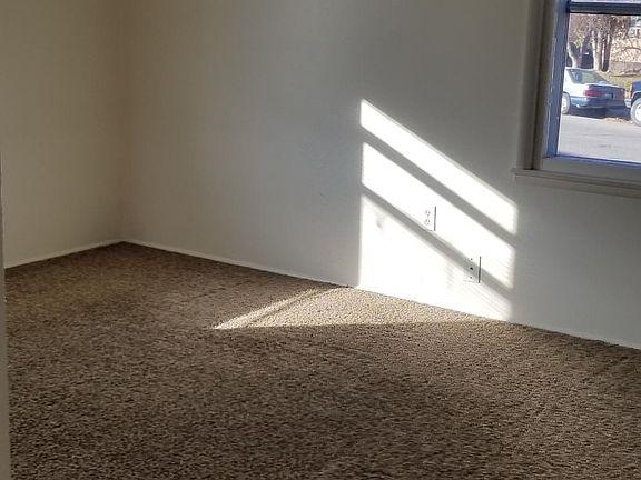 5th image of 627 Holbrook Dr
