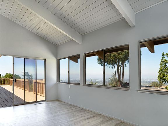 5th image of 3852 Suncrest Ave