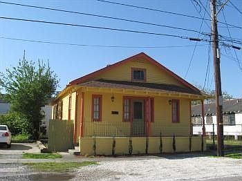 5th image of 325 De Armas St