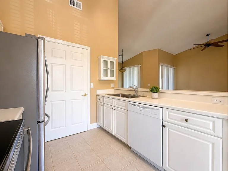 407 Augusta Cir #1 — Photo 3