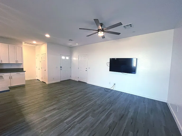 1533 Franklin Ln — Photo 5