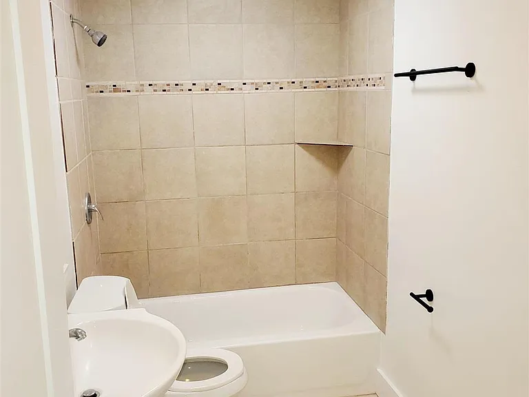 1215 N C St — Photo 20