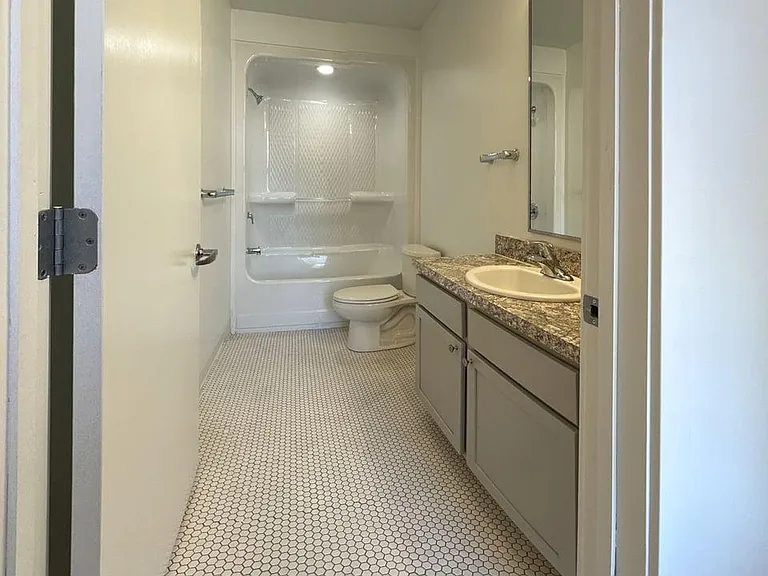 3000 Bridge Ave #205 — Photo 3