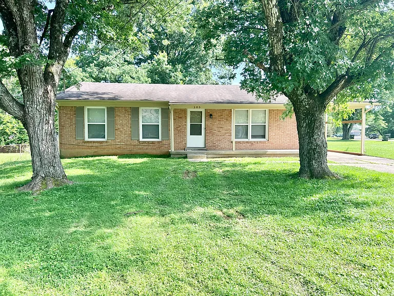 305 Hillcrest Dr — Photo 1