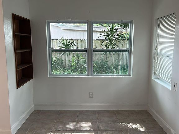 4th image of 1140 SW 30th St APT A