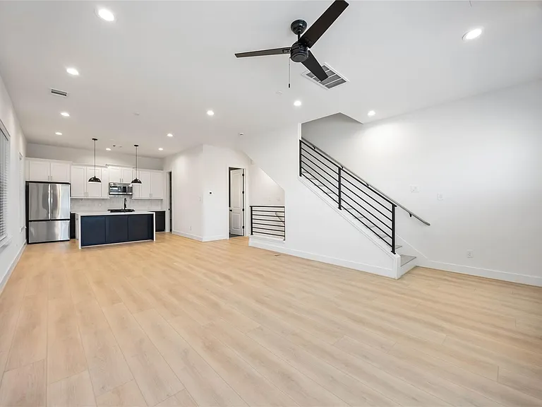 2528 Live Oak St — Photo 3