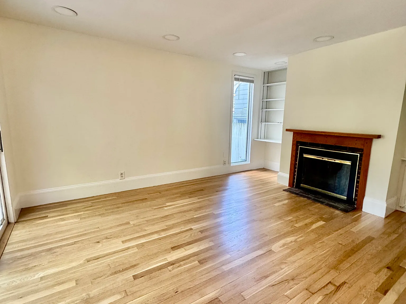 3 bed, 1273 sqft, $5,500 — Photo 4
