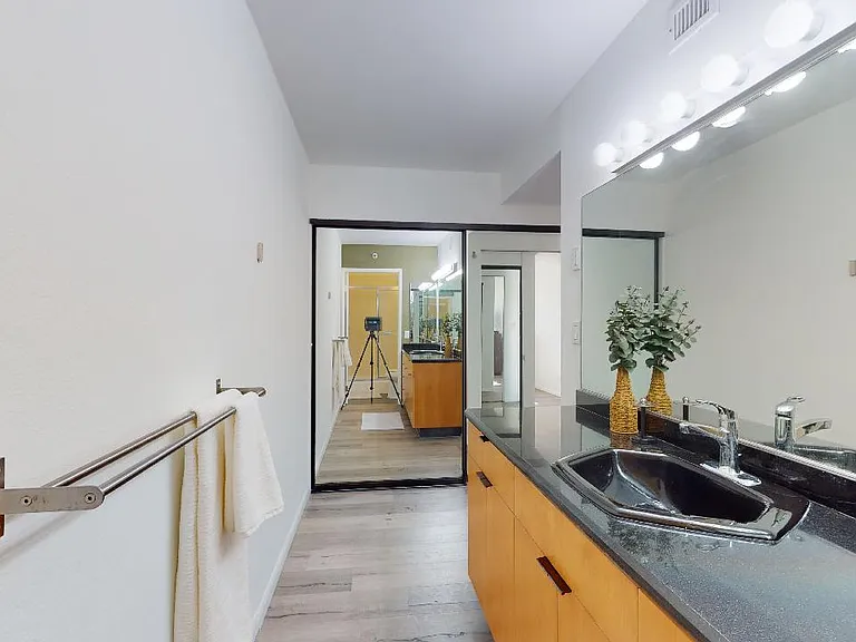600 W 9th St #914 — Photo 26