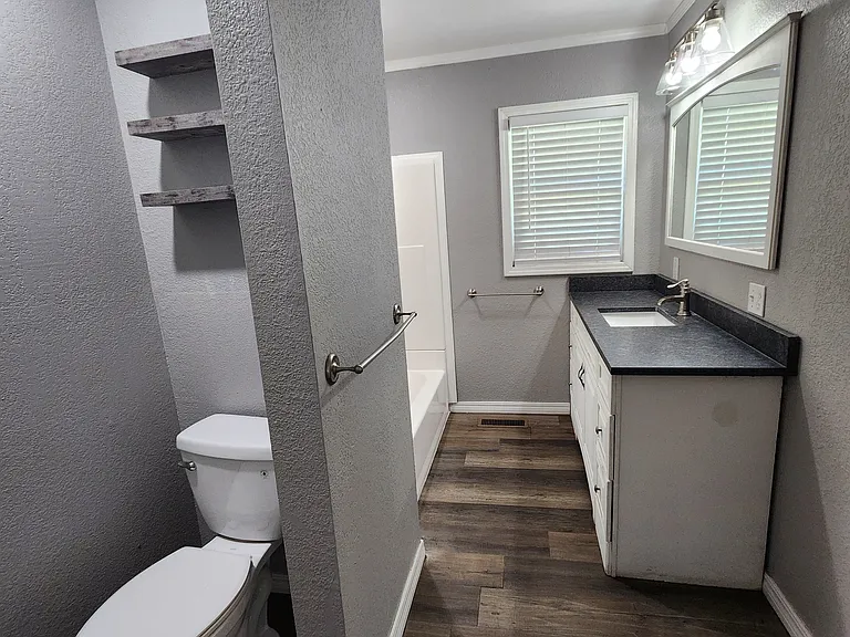 1008 E 6th St — Photo 12