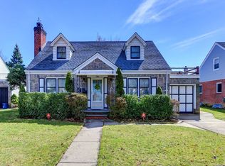 10 Elm Dr, New Hyde Park, NY 11040