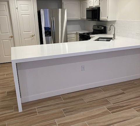 Clean, Fresh Kitchen. New Appliances!