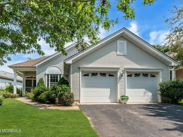 16 Bellflower Drive, Lakewood, NJ 08701