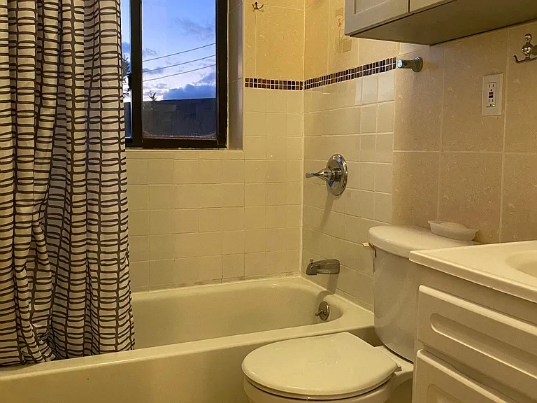 7326 Queens Midtown Expy #3 — Photo 5