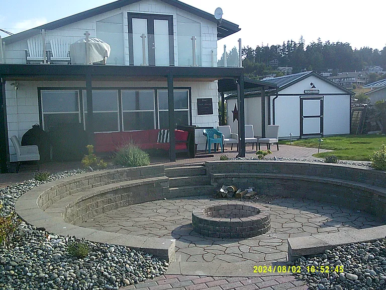 131 Beach Dr — Photo 4