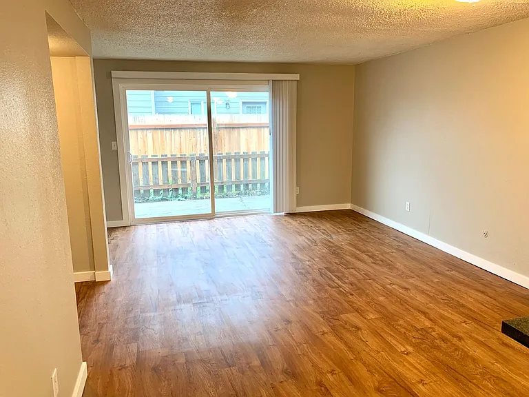 540 W Maple St #25 — Photo 9