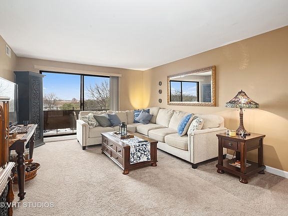 5th image of 700 Wellington Ave Unit 401