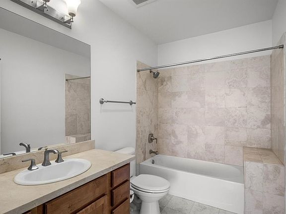 4th image of 500 Throckmorton St APT 1906