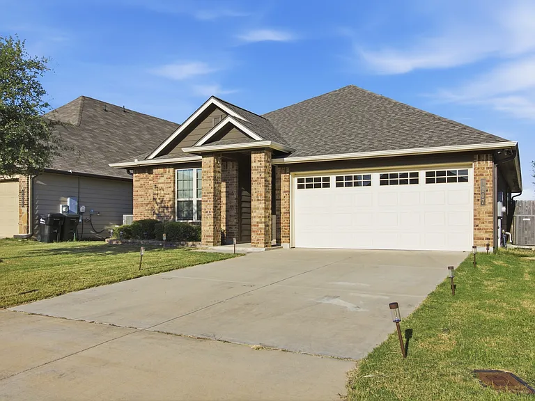 1207 Amber Dawn Dr — Photo 2