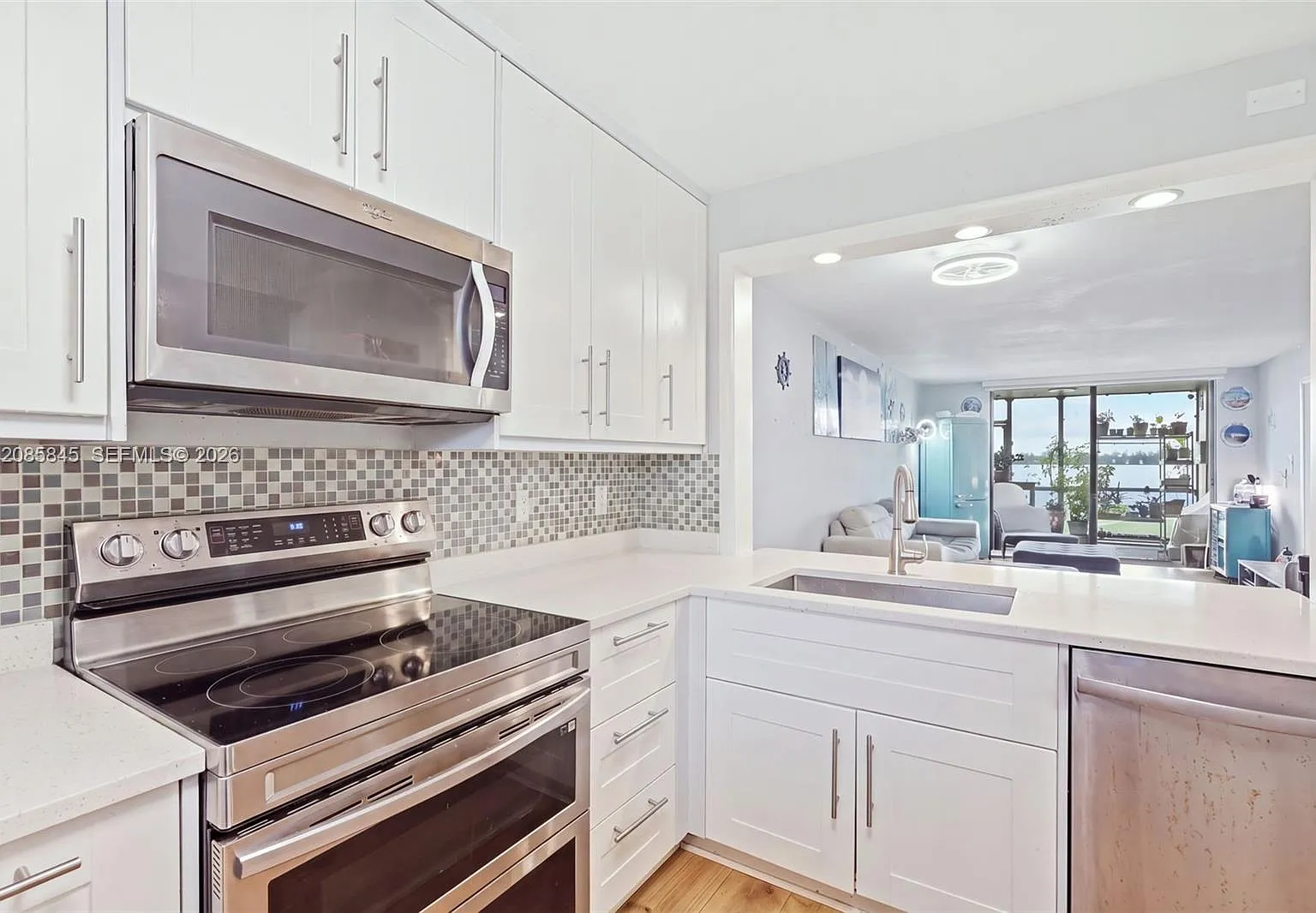 Lake Emerald Condominium — Photo 4