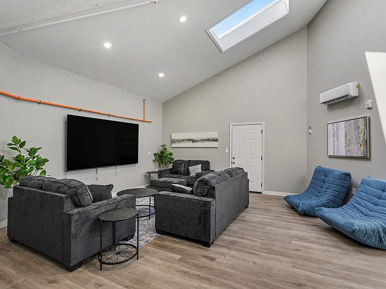 Mayfair Apartments — Photo 26