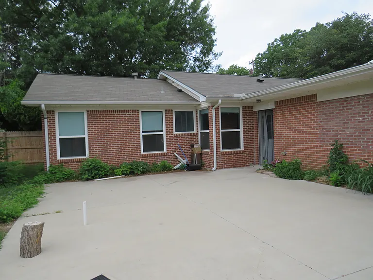 1026 Thomas St — Photo 31