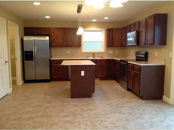 Kitchen - 147 Shadow Pointe Dr