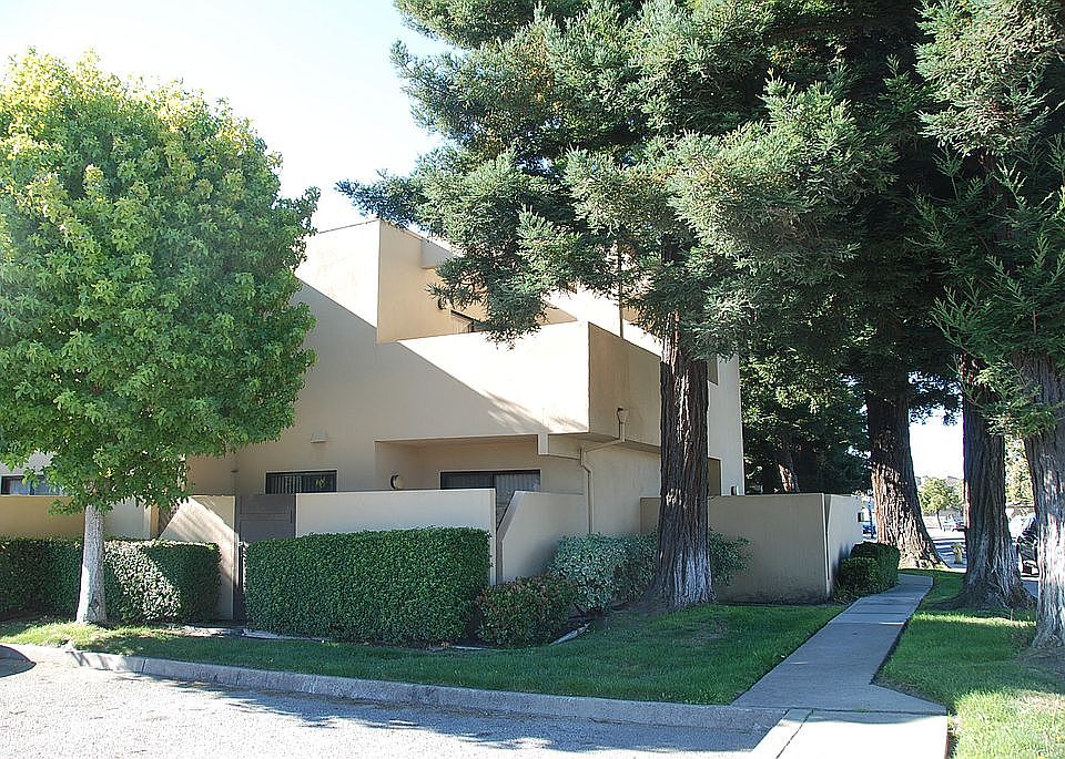 2nd image of 1051 Padre Dr Unit 1