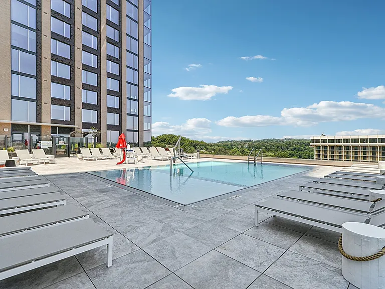 Rosslyn Towers — Photo 25