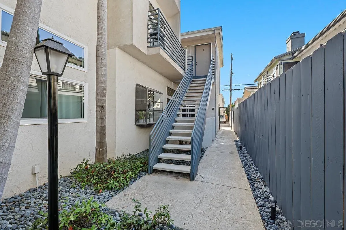 2 bed, 2.0 bath, 922 sqft, $2,995 — Photo 3