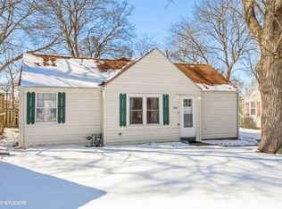 307 Oakleaf Rd, Lake In The Hills, IL 60156