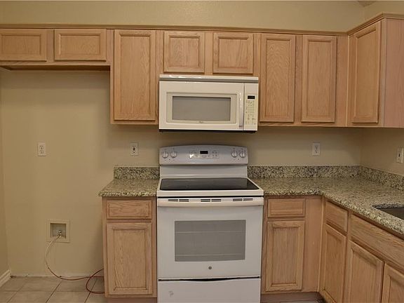 3rd image of 820 Ogden Dr