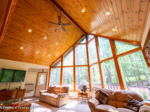 162 Fall Ln, Union Dale, PA 18470