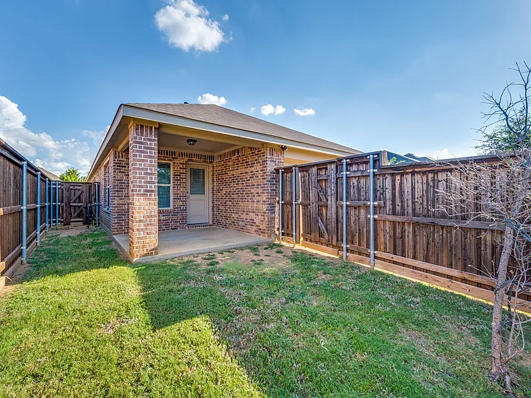 2445 Larimar Dr — Photo 23
