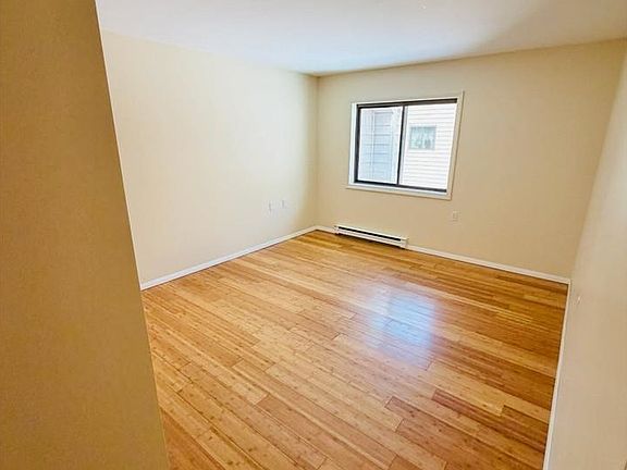 4th image of 46 Hawthorne Circle