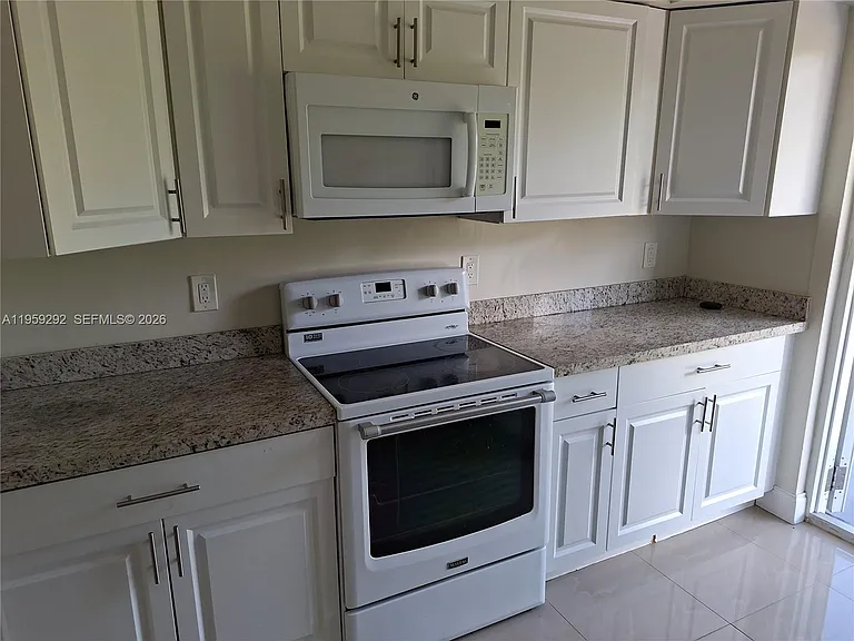 600 Layne Blvd #208 — Photo 8