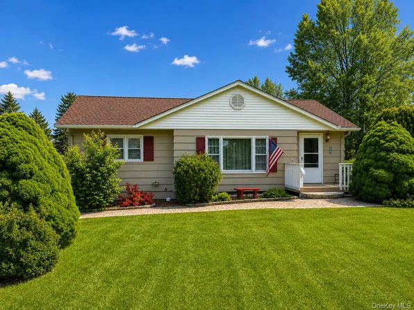 20 Cresthaven Drive, New Windsor, NY 12553