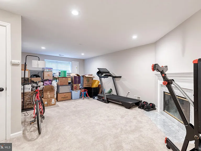 708 Leister Dr — Photo 23