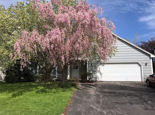 181 Pebbleview Dr, Rochester, NY 14612