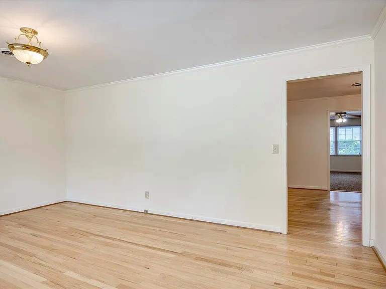 552 Whitehead Dr — Photo 2