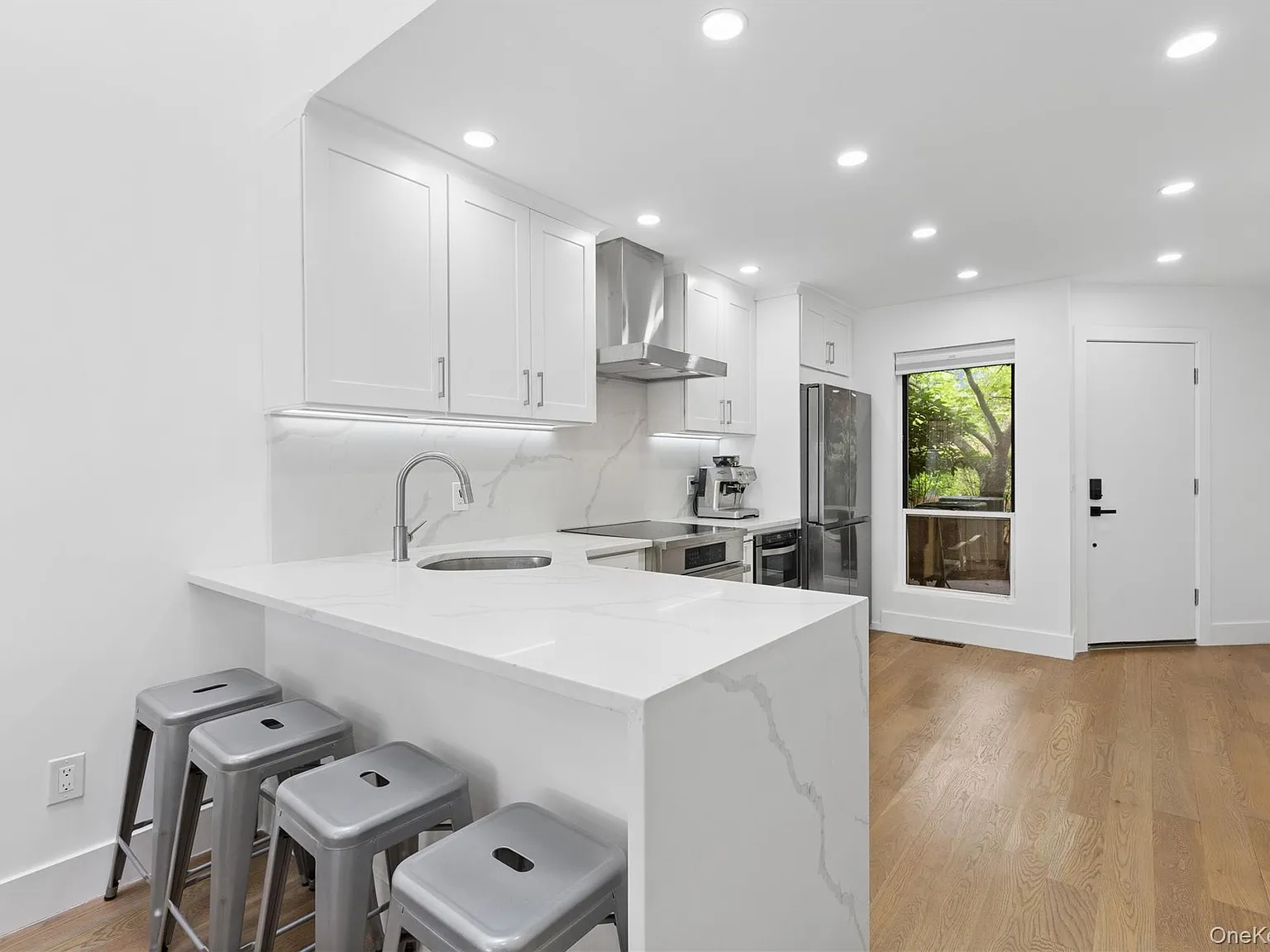 2 bed, 2.5 bath, 1421 sqft, $8,000 — Photo 3