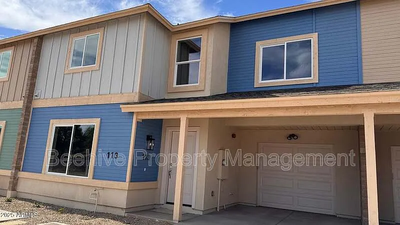 3 bed, 2.5 bath, 1716 sqft, $1,599 — Photo 1