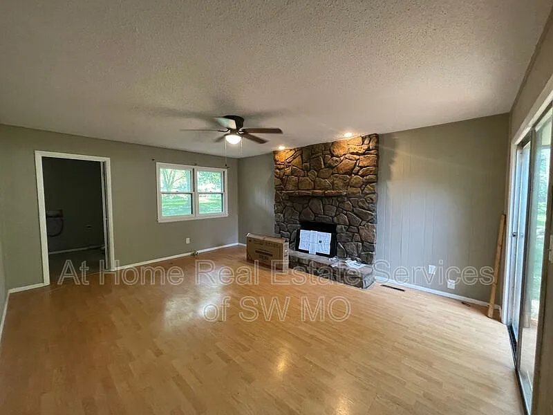 3 bed, 2.0 bath, 1368 sqft, $1,325 — Photo 4