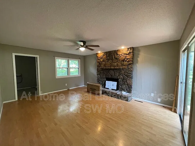 1236 W Winkler St — Photo 4