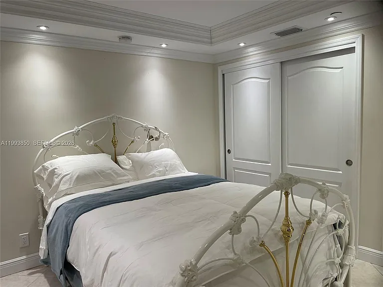 2555 Collins Ave #704 — Photo 9