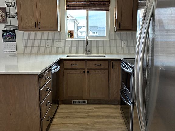 4th image of 868 W Summertree Dr