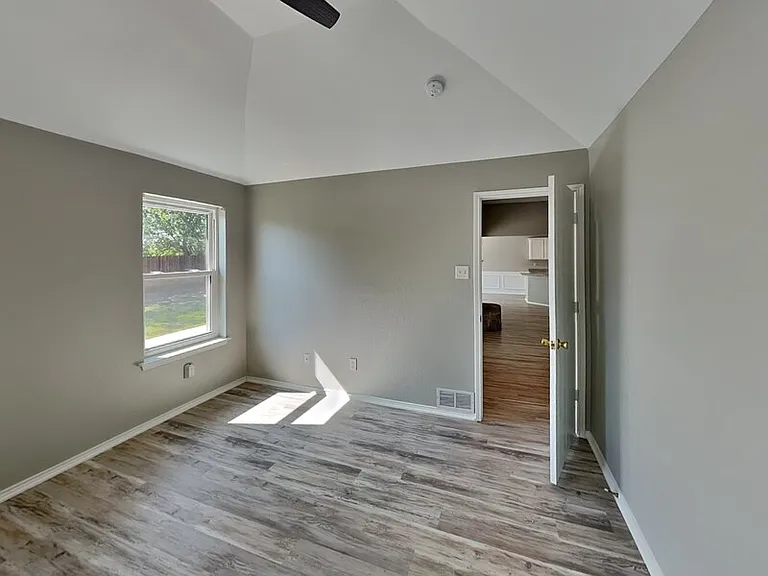 516 E Oak St — Photo 7