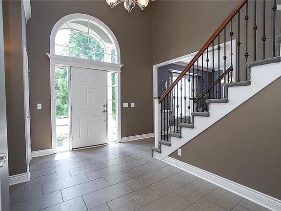 4th image of 721 SW Winterstar Dr