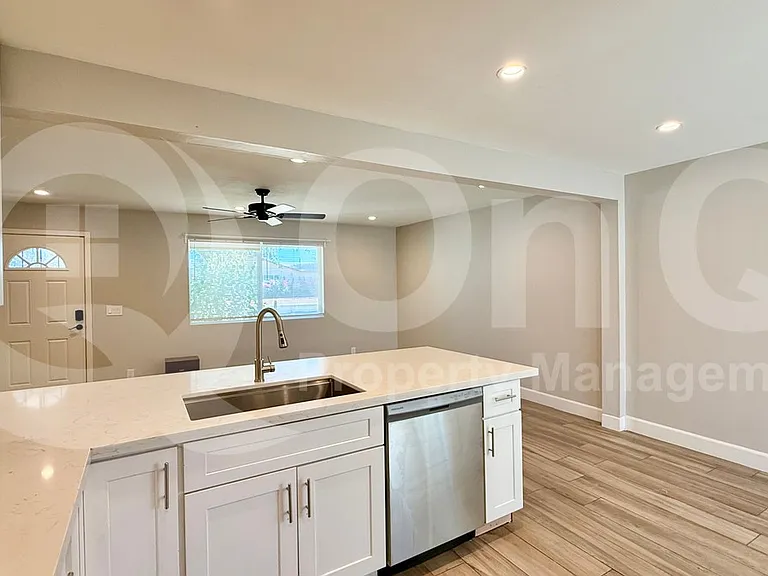 1228 W 5th St #1 — Photo 6